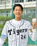 母校の東市来中学校で笑顔を見せる横田慎太郎さん＝２０２１年１０月、日置市