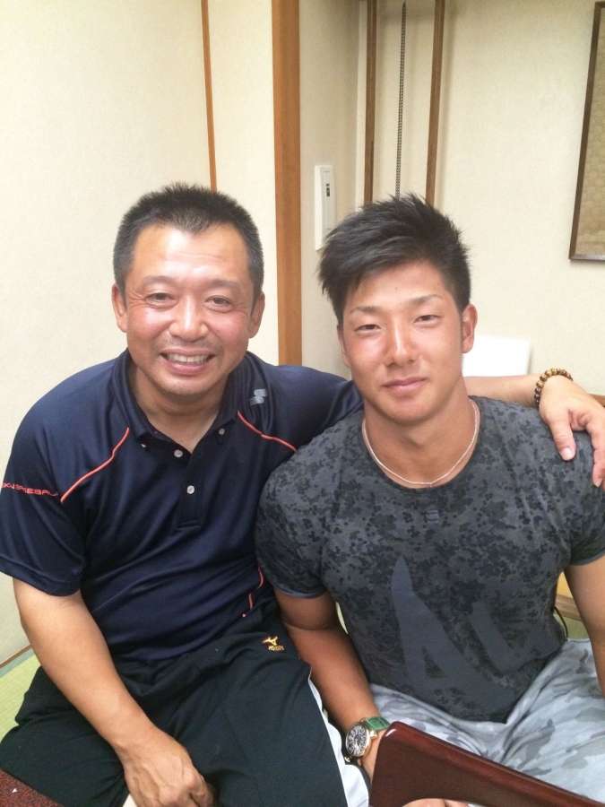 鹿児島実業高校時代の恩師・宮下正一監督（左）と記念撮影をする横田慎太郎さん＝兵庫県のやっこ旅館、２０１６年３月（宮下監督提供）