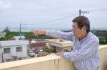 埋め立てが進む辺野古沖を見つめる豊島一磨さん＝６月、沖縄県名護市