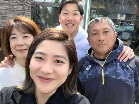 引退して鹿児島に帰郷した後、家族と写真に納まる横田慎太郎さん（奥）。病院で付き添った母のまなみさん（左）をはじめ、父の真之さん（右）、姉の真子さんも２度の入院を支えた＝２０２０年３月５日