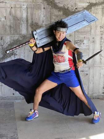 巨大剣「サンシャインブレイド」を愛用する勇者イケザキ