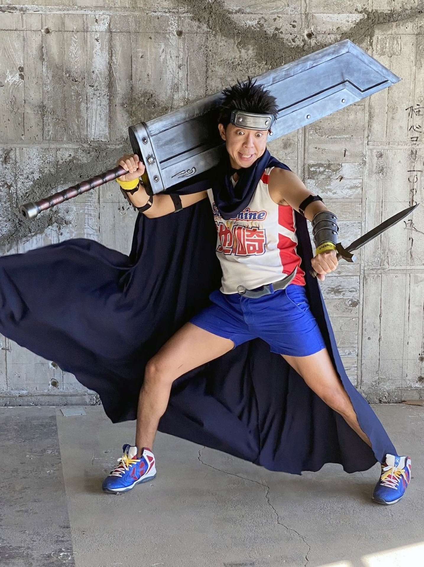 巨大剣「サンシャインブレイド」を愛用する勇者イケザキ