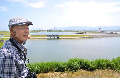 米軍岩国基地（奥）の監視を続ける戸村良人さん＝６日、山口県岩国市