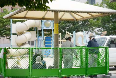 あずまやの机やベンチを撤去する工事関係者＝２６日、鹿児島市千日町の天文館公園