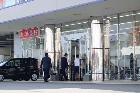 〈関連〉検査のためビッグモーター鹿児島店に入る国土交通省の職員ら＝２８日午前９時すぎ、鹿児島市宇宿２丁目