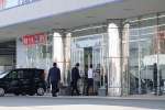 〈関連〉検査のためビッグモーター鹿児島店に入る国土交通省の職員ら＝２８日午前９時すぎ、鹿児島市宇宿２丁目