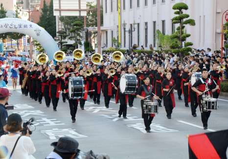 開幕記念のパレードで華やかな雰囲気を演出する高校生たち＝２９日午後５時１５分、鹿児島市山下町