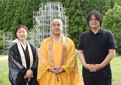 庭園墓地を計画する寶聖寺の下津浩一住職（中央）、悦子副住職（左）、建築家の今用雄二さん＝南さつま市加世田津貫