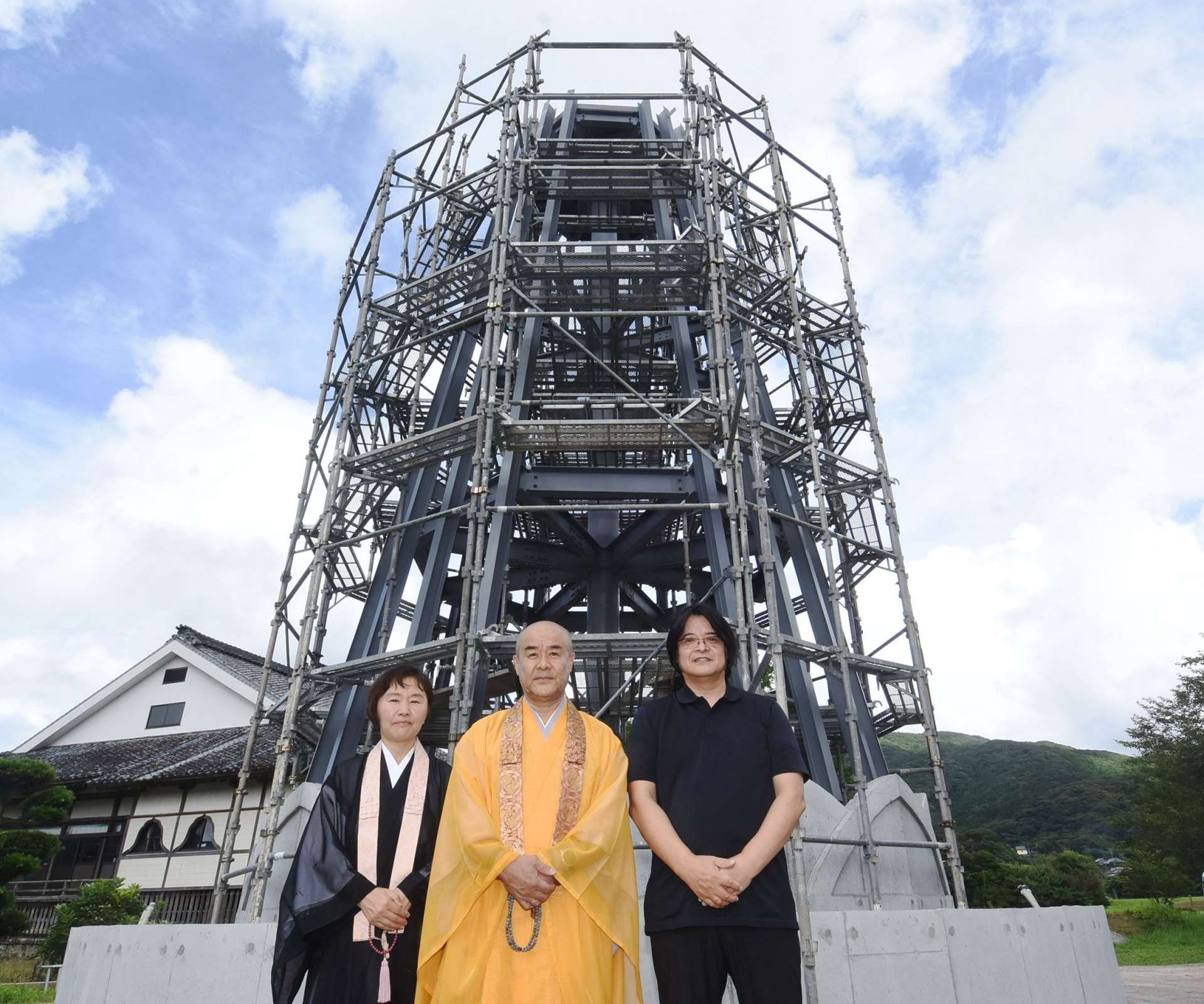 建設が進む庭園墓地と五輪塔＝南さつま市加世田津貫