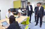 フリーアドレスの執務室を視察する塩田康一知事（右）＝６月、県庁（塩野雄梧撮影）