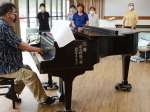 求名小学校に寄贈されてから８０年たっても現役のグランドピアノ＝さつま町宮之城屋地の宮之城ひまわり館