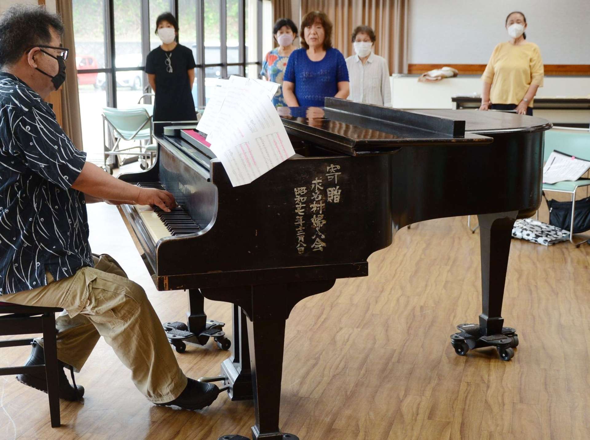 求名小学校に寄贈されてから８０年たっても現役のグランドピアノ＝さつま町宮之城屋地の宮之城ひまわり館