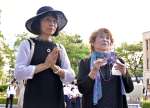 「原爆の子の像」前で平和を祈る春田真未子さん（左）と、親戚の西田詩津子さん＝６日、広島市の平和記念公園