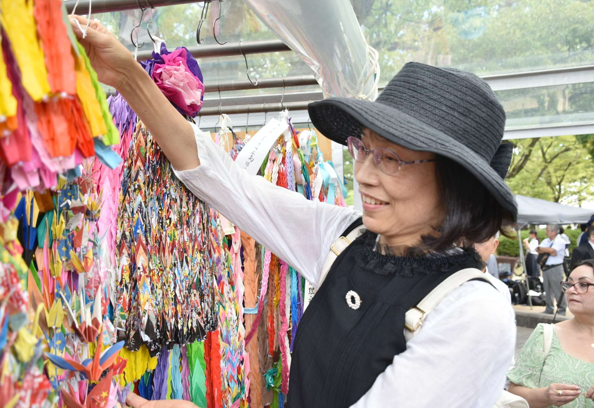 折り鶴をささげる春田真未子さん＝６日、広島市の平和記念公園