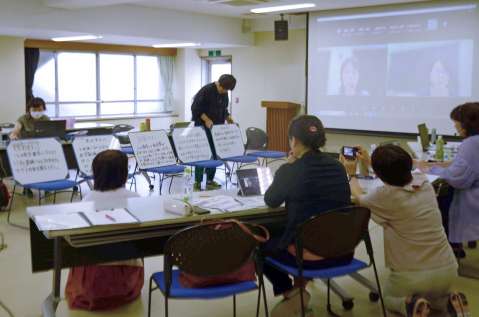 不登校対策についてオンラインで意見交換する養護教諭ら＝鹿児島市の鹿児島付属中学校