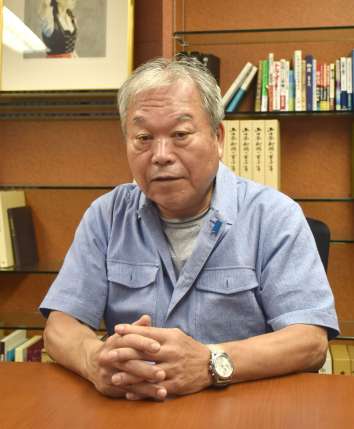 インタビューに答える増元照明さん＝７月２５日、東京・銀座の南日本新聞社東京支社