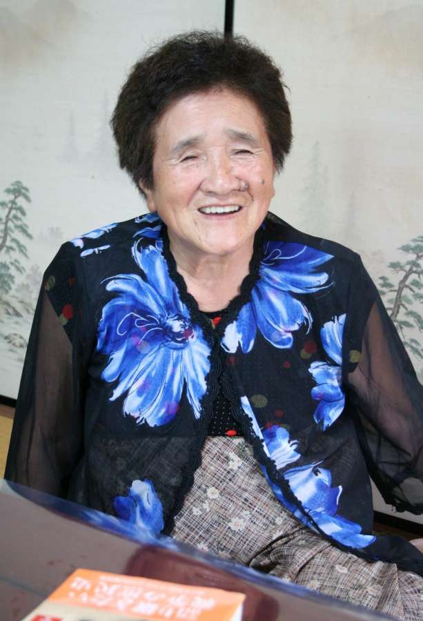 「たくさんの水兵さんのおかげで九死に一生を得た」と話す森園静子さん＝鹿屋市串良町上小原