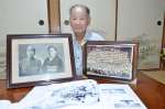 両親らの遺影を手に、遺骨収集を振り返る野瀬純弘さん＝１日、いちき串木野市金山下