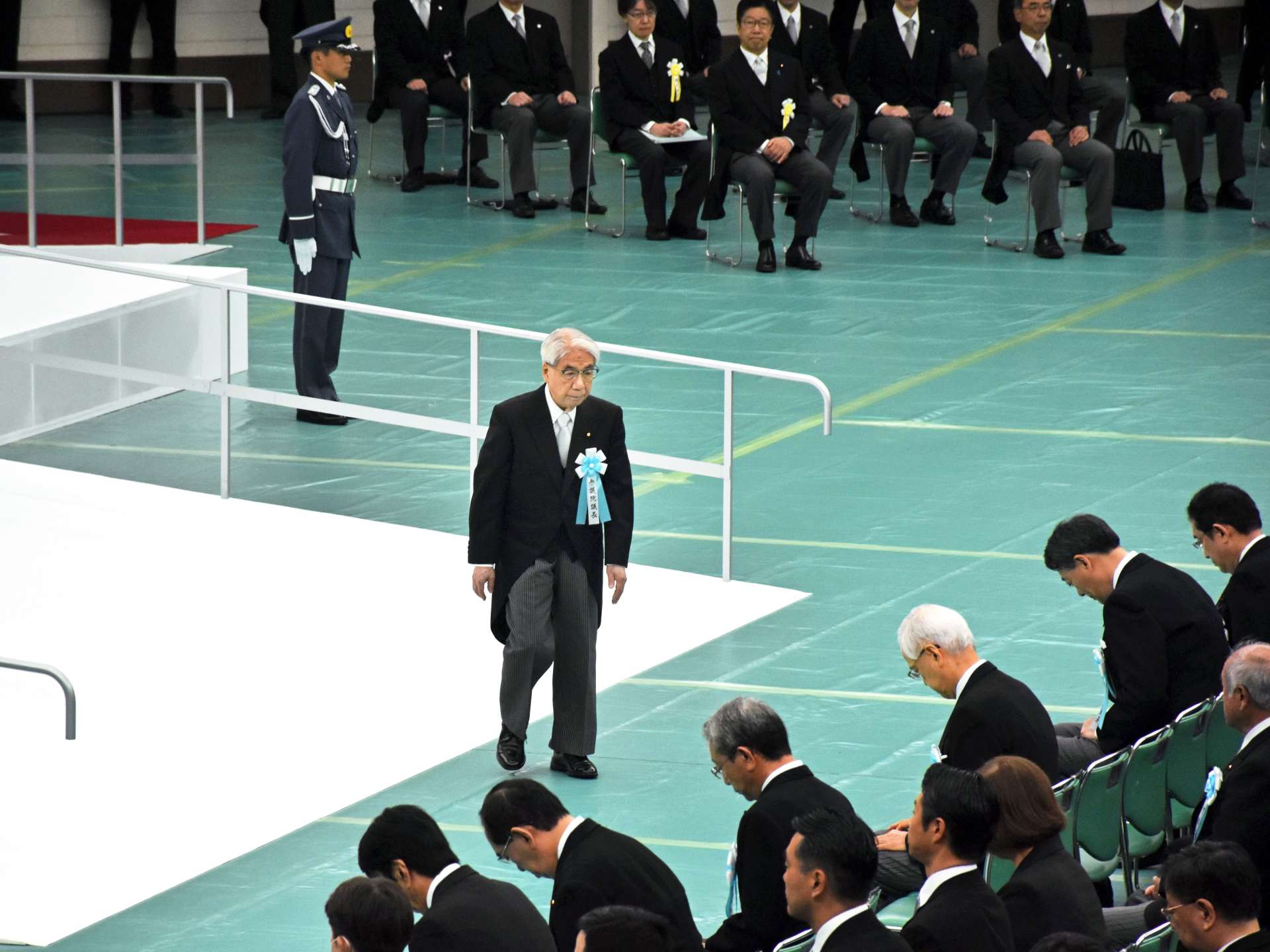 追悼の辞を述べ席に戻る尾辻秀久参院議長＝１５日、東京都千代田区の日本武道館