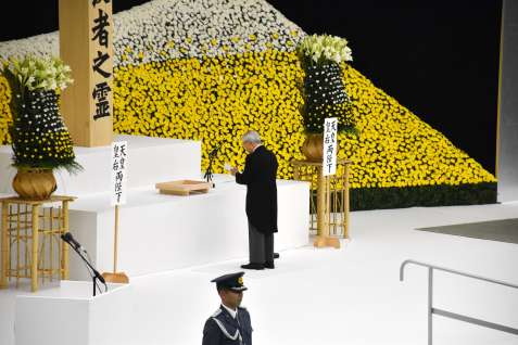追悼の辞を述べる尾辻秀久参院議長＝１５日、東京都千代田区の日本武道館