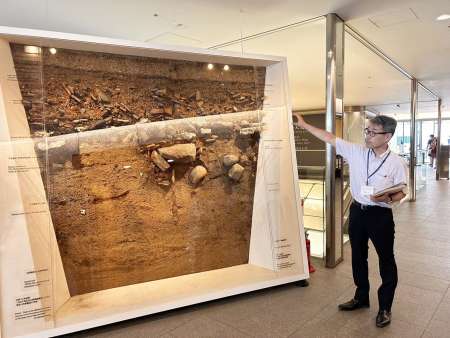 〈関連〉被爆当時のがれきなどが含まれる地層の標本展示＝広島市の国立広島原爆死没者追悼平和祈念館