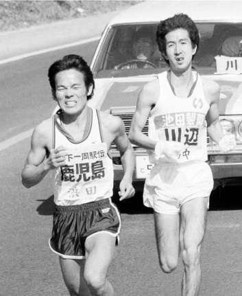 浜田安則さん（左）と競り合う山中勝夫さん＝８０年２月１３日、鹿児島市大崎鼻付近