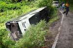 道路脇に転落した観光バス＝１９日午後０時１０分ごろ、鹿児島市春山町