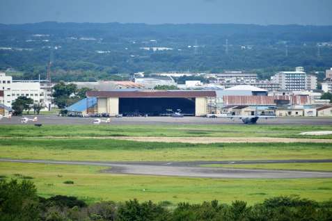 〈関連〉１機がオーバーランした米軍無人偵察機ＭＱ９の格納庫周辺＝２３日、鹿屋市の海上自衛隊鹿屋航空基地