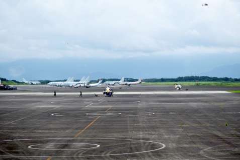 〈関連〉２２日に無人機が滑走路を外れた基地内＝２３日、鹿屋市の海上自衛隊鹿屋航空基地