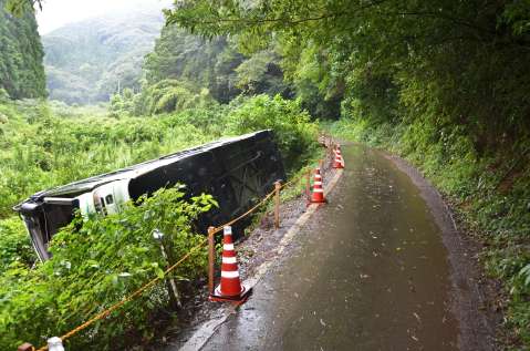 事故当時のまま撤去されていないバス＝２３日、鹿児島市春山町
