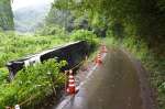 事故当時のまま撤去されていないバス＝２３日、鹿児島市春山町
