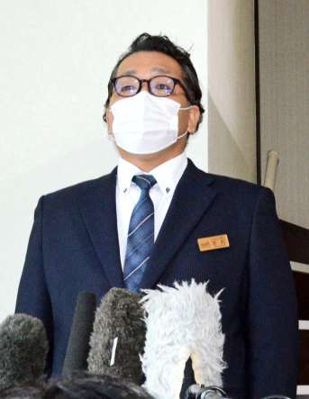 〈関連〉取材に応じる本村雅樹社長＝２４日、鹿児島市石谷町の九州みやび観光