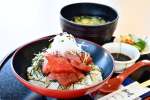 海鮮まぐろ家の人気メニュー「漬け丼」。カツオだしの効いた特製ダレは、味が濃くなり過ぎないよう注文を受けてから漬ける。