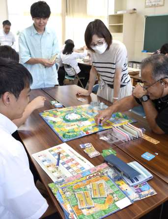 「Ｂｅｙｏｎｄ　ＳＤＧｓ　人生ゲーム」を体験する教員＝大崎町の大崎中学校
