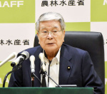 閣議後の記者会見で質問に答える野村哲郎農相＝１日、農林水産省