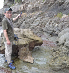 ３カ所目のボーンベッドで周囲の地層を説明する宇都宮聡さん＝１日、長島町獅子島