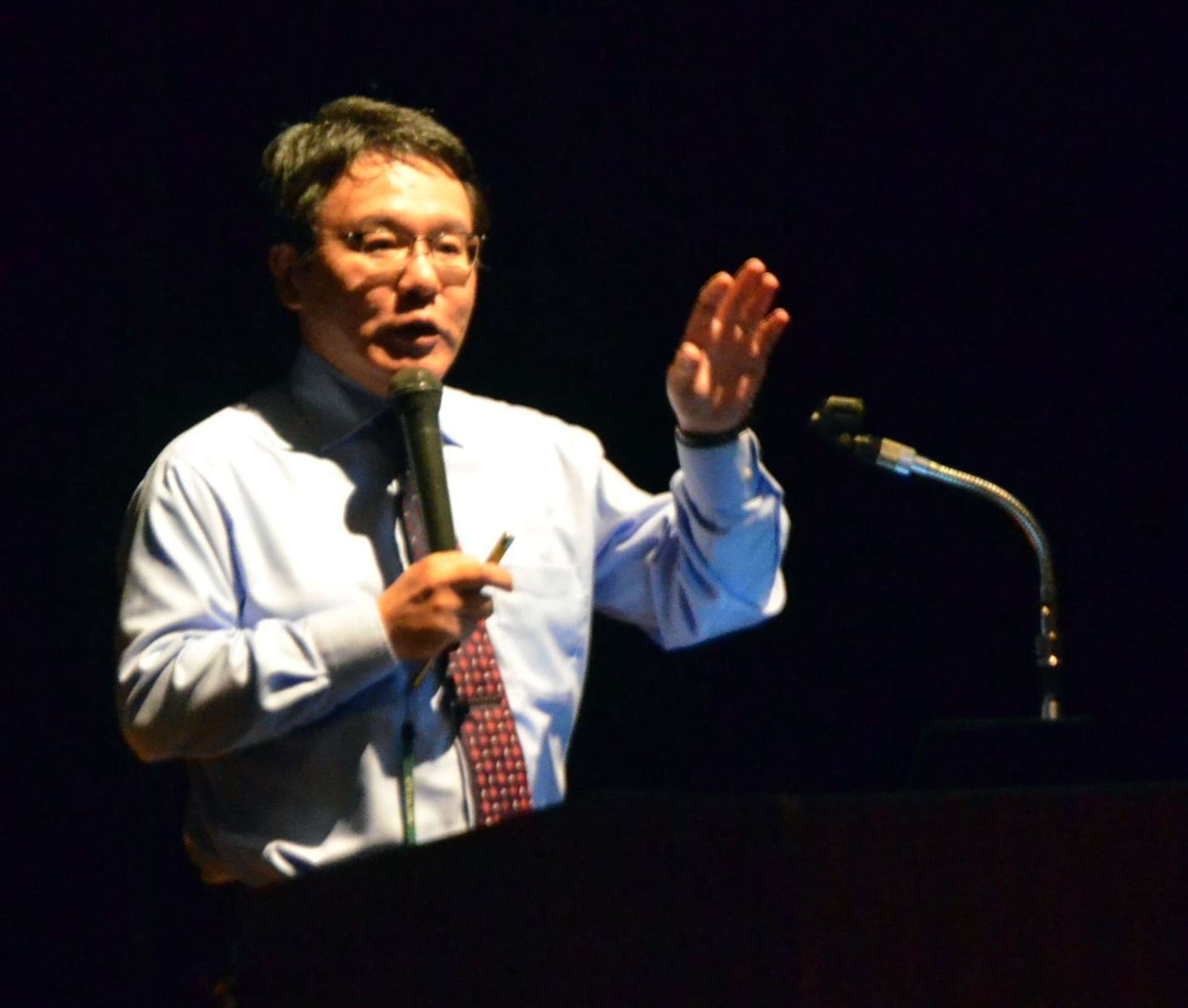 これからの生徒指導について講演する高橋典久文科省生徒指導調査官＝鹿児島市のかごしま県民交流センター