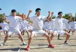 伝統の演舞「チンチンチャイナマイ」を元気よく披露する鹿児島商業高の生徒たち＝７日、鹿児島市西坂元町