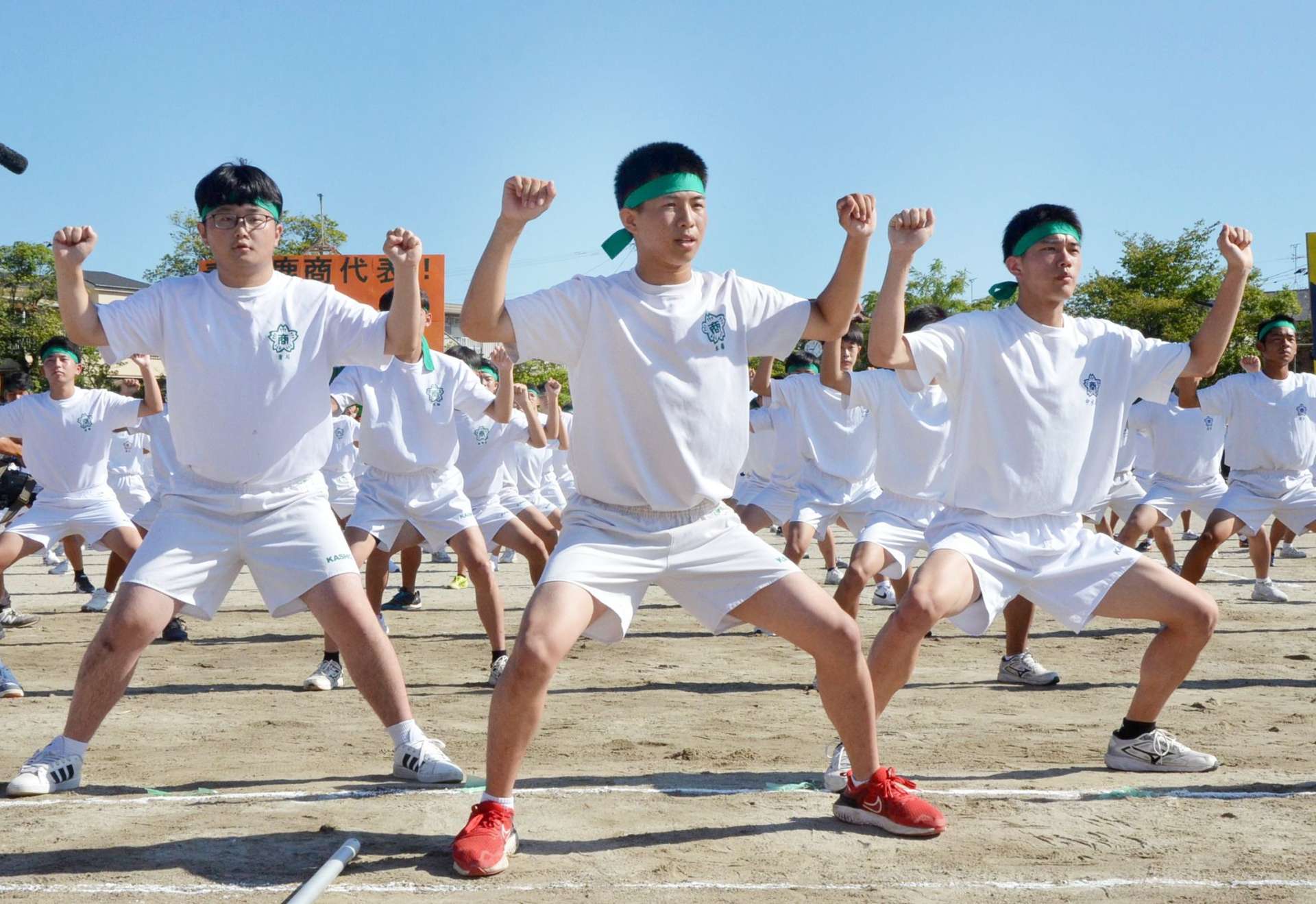 伝統の演舞「チンチンチャイナマイ」を元気よく披露する鹿児島商業高の生徒たち＝７日、鹿児島市西坂元町