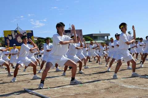 伝統の踊り「チンチンチャイナマイ」を元気よく披露する鹿児島商業高の生徒たち＝７日、鹿児島市西坂元町
