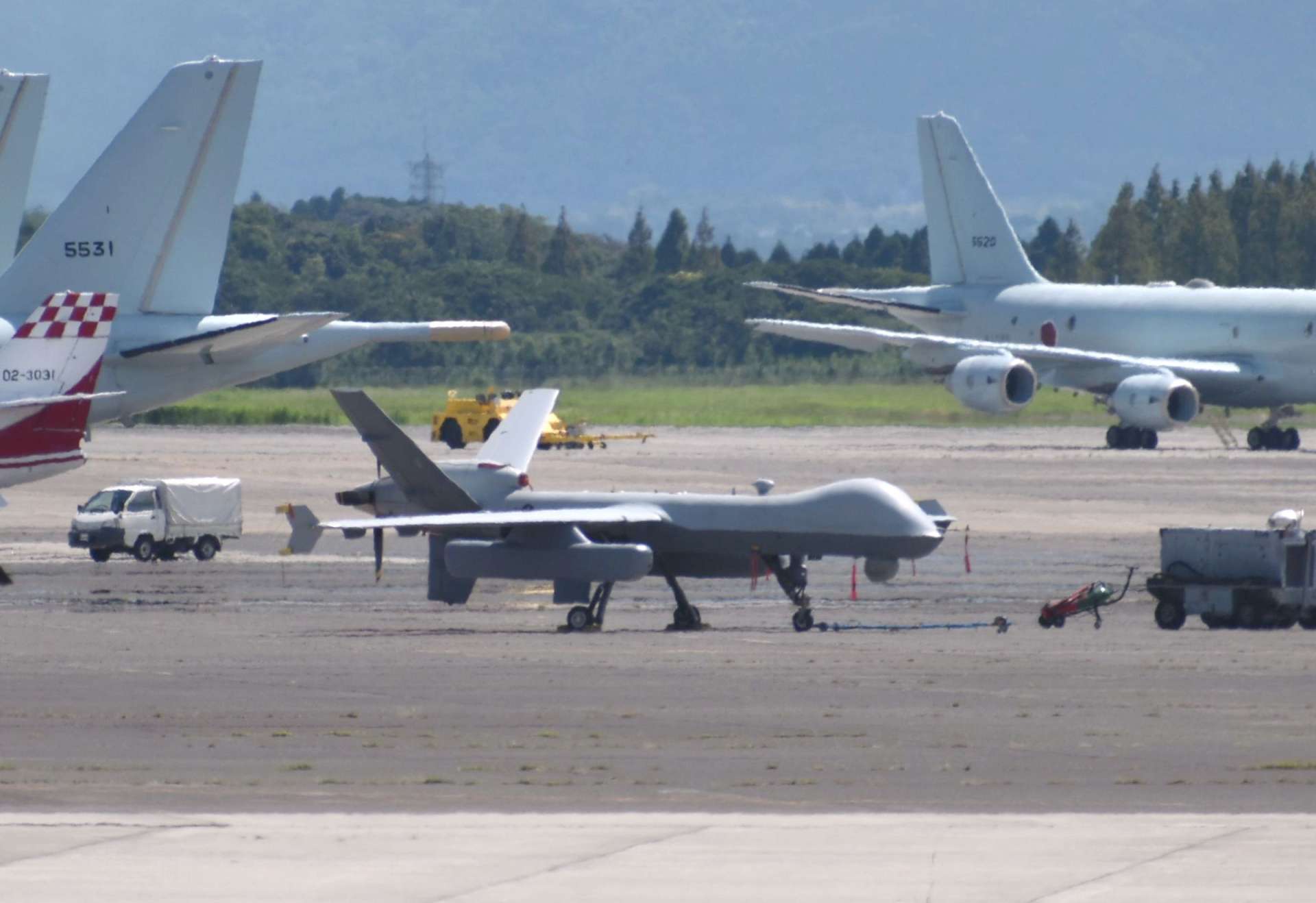 駐機場に止まる米空軍無人機ＭＱ９＝７日午前１１時１５分ごろ、鹿屋市の海上自衛隊鹿屋航空基地