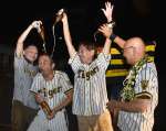 ビールをかけ合ってリーグ優勝の喜びを爆発させる阪神ファン＝１４日、鹿屋市向江町