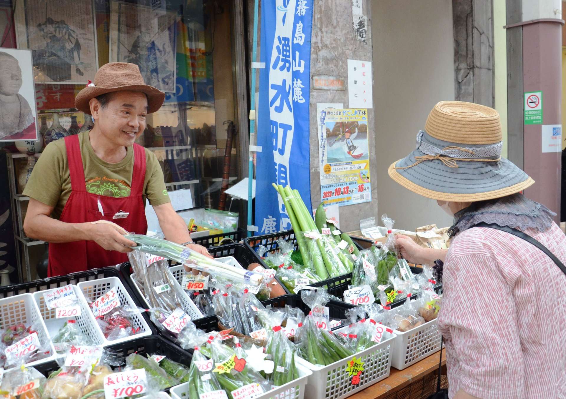 〈別カット〉「おおきに」と客に声をかける井上順二さん＝鹿児島市金生町