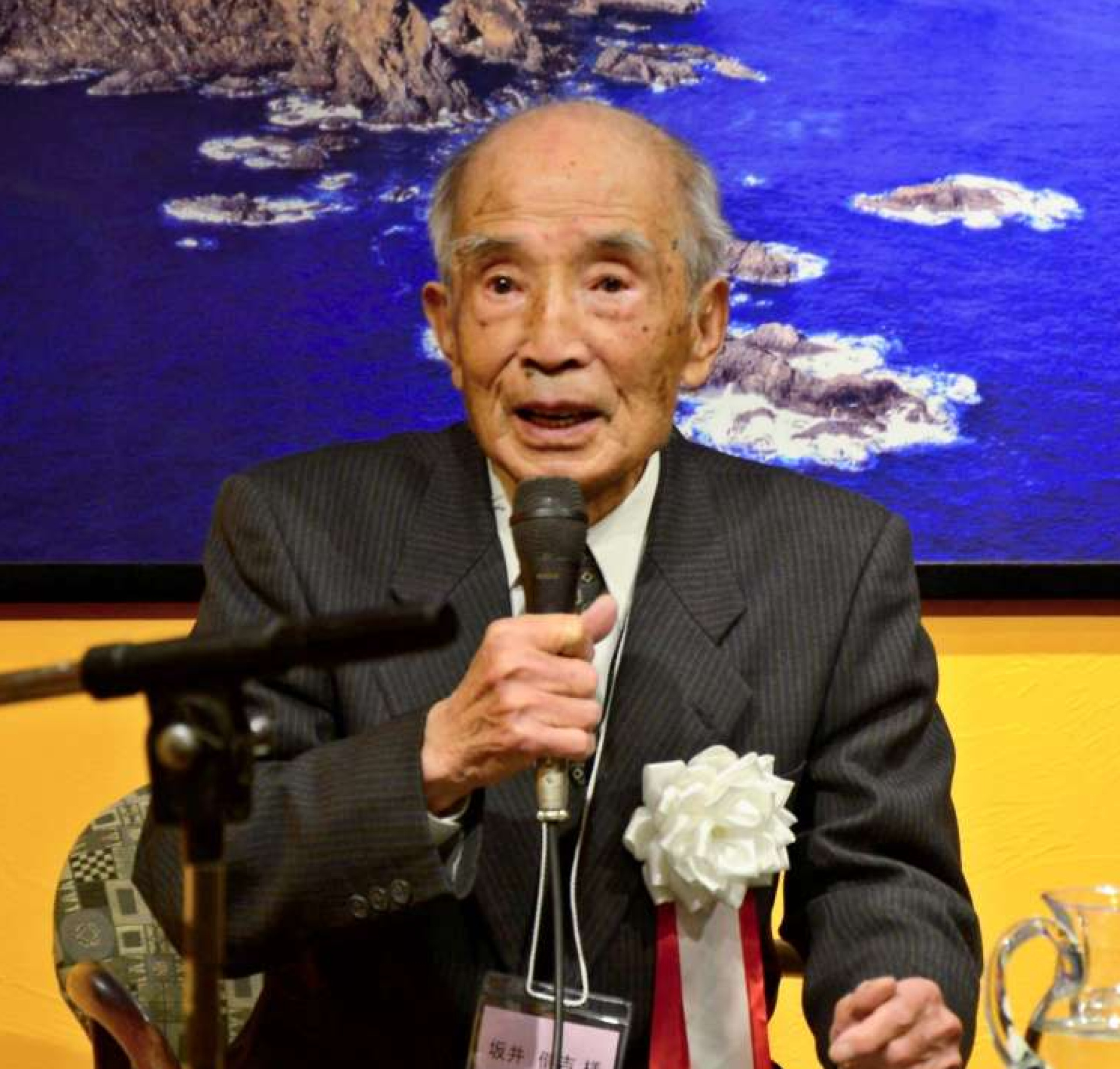 ２０２１年１２月、コガネセンガンの誕生について語る坂井健吉さん＝鹿屋市の南風ガーデンハウスまるかお用