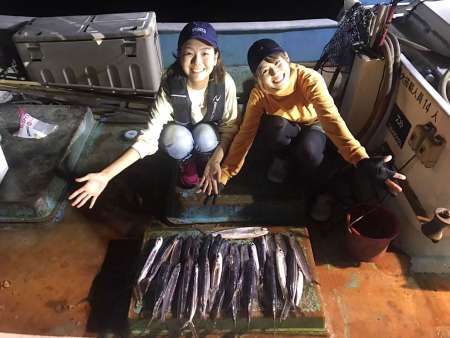 網ですくってキャッチしたトビウオ＝９月１８日、南大隅町間泊港沖
