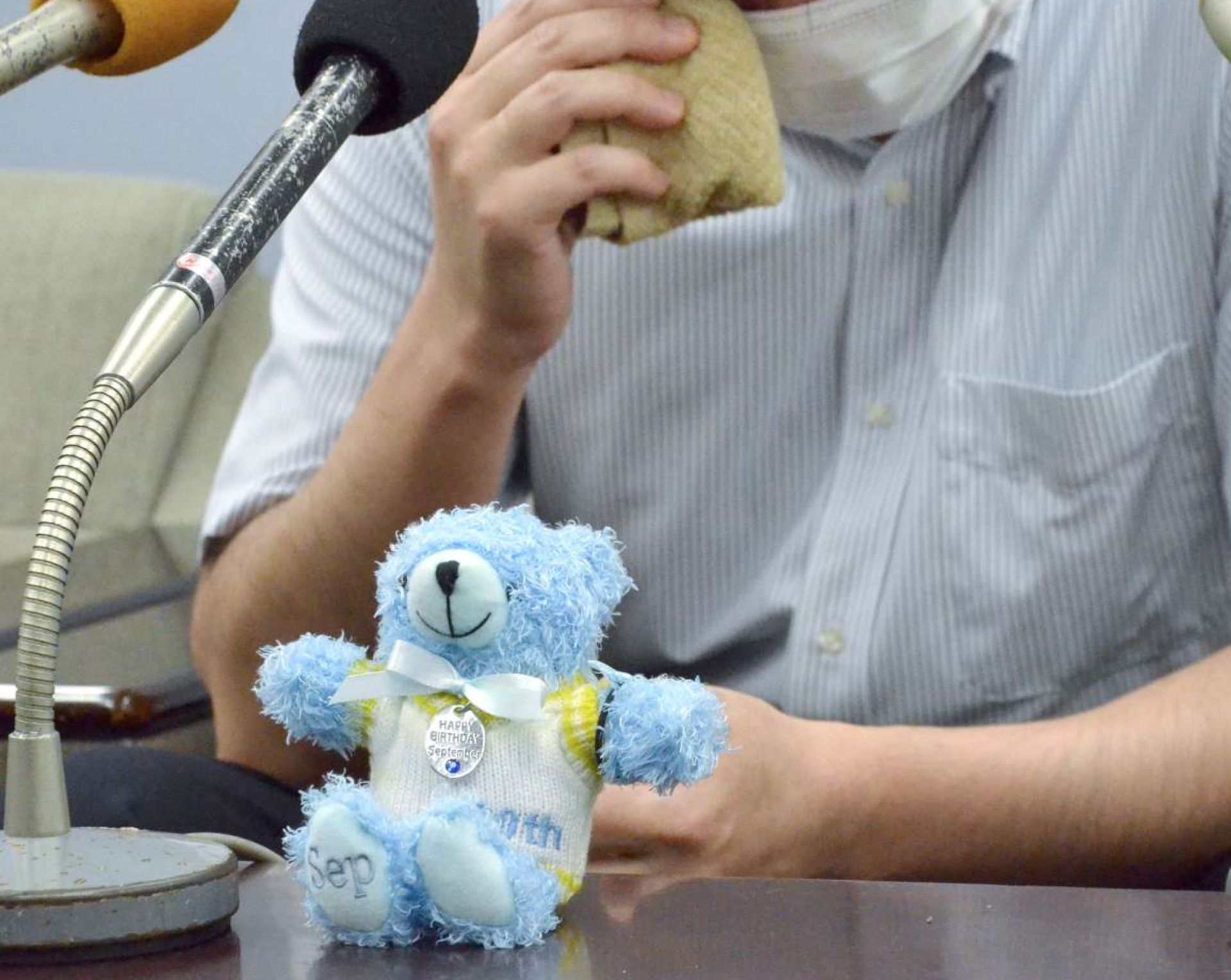 ぬいぐるみを持参し記者会見で女児への思いを話す父親＝５日、鹿児島県庁
