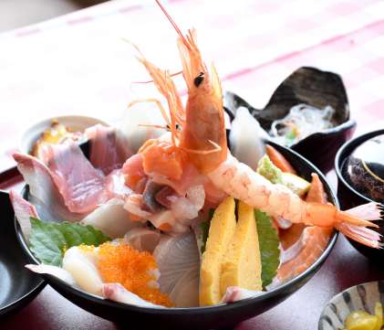 規格外の魚などをふんだんに使った「海鮮タワー丼」＝志布志市のレストラン駄繰里