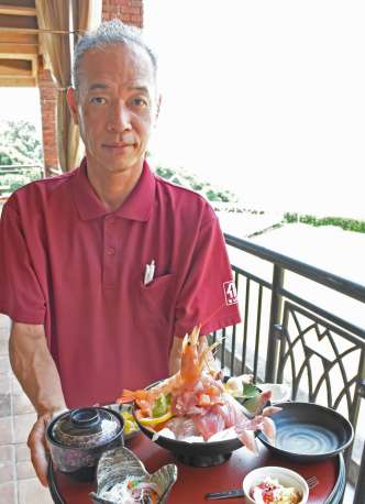 【別カット】規格外の魚などをふんだんに使った「海鮮タワー丼」＝志布志市のレストラン駄繰里