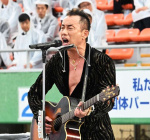 熱唱する長渕剛さん＝７日、鹿児島市の白波スタジアム