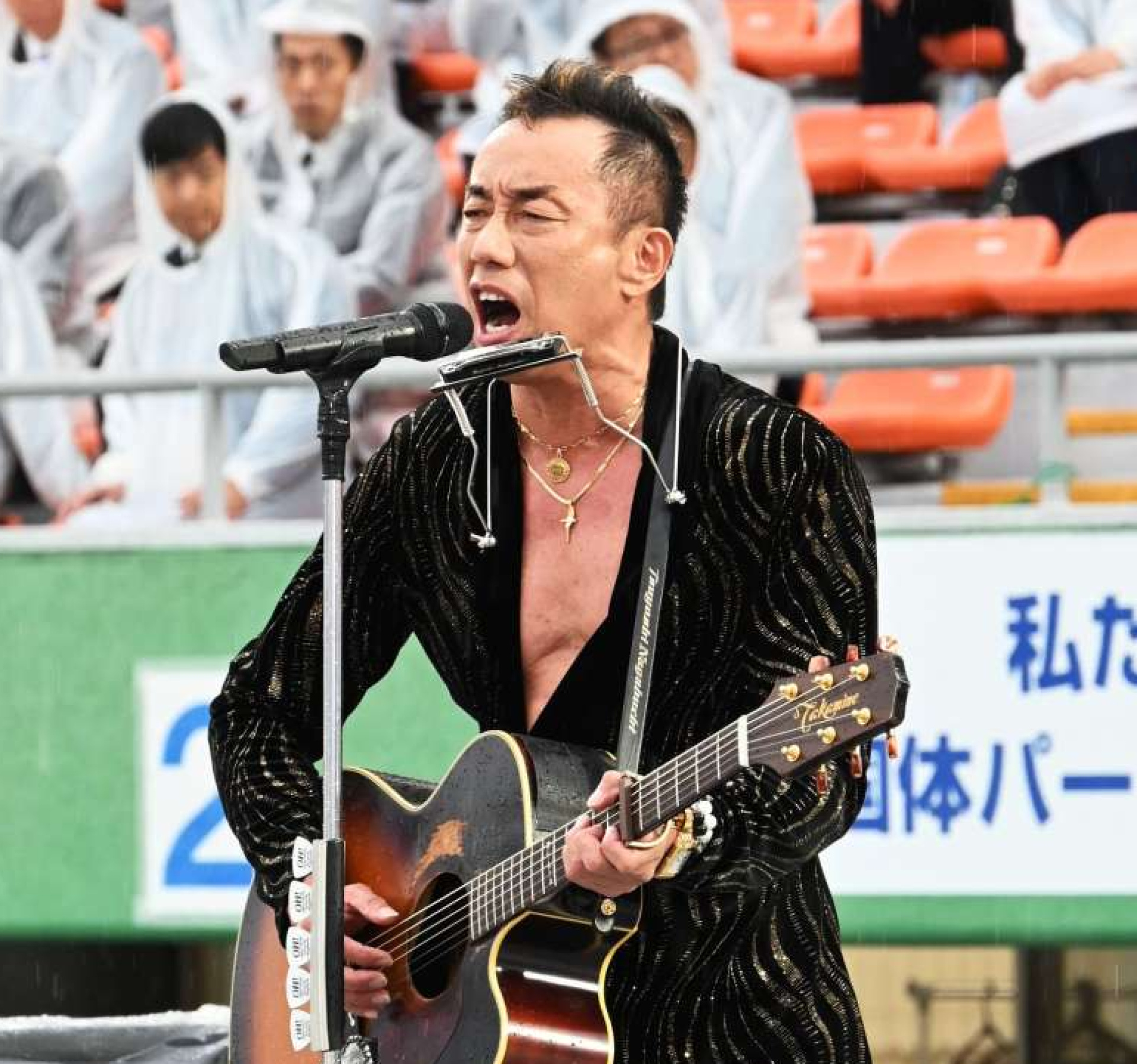 熱唱する長渕剛さん＝７日、鹿児島市の白波スタジアム